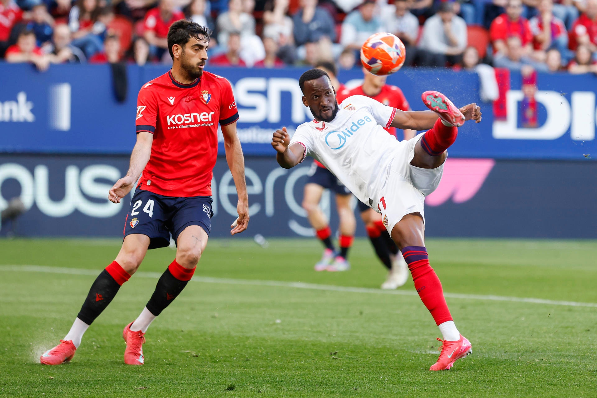 Lukébakio fue expulsado con polémica ante Osasuna. EFE