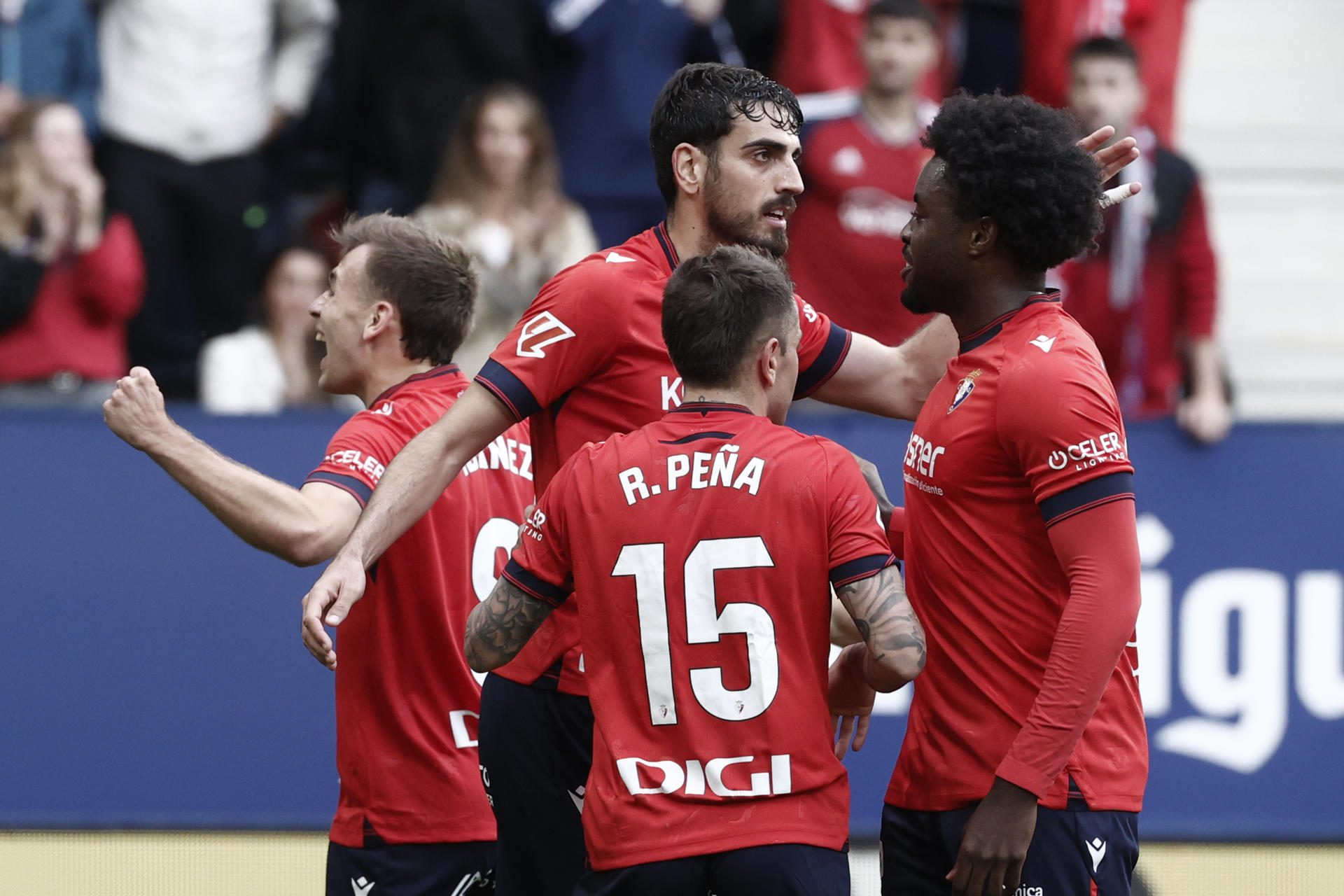 Catena celebra su gol con Osasuna ante el Atleti