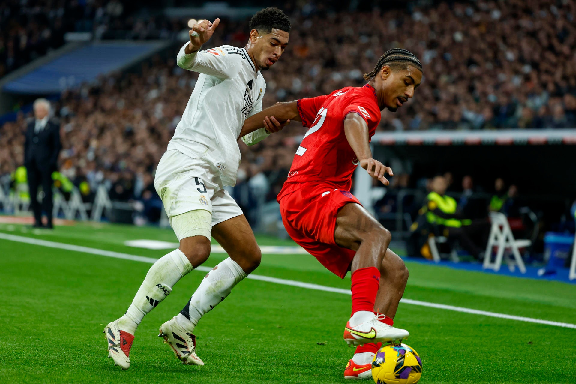 Loic Bade (R) has attracted interest from several European sides. EFE
