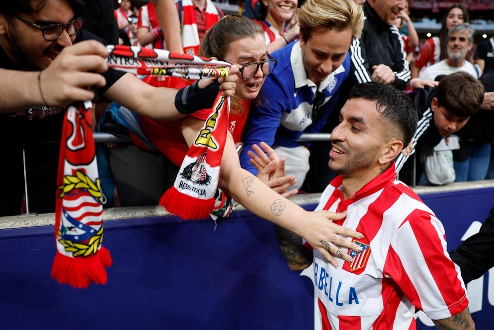 Correa hasta se puso la camiseta clásica del Atleti. EFE