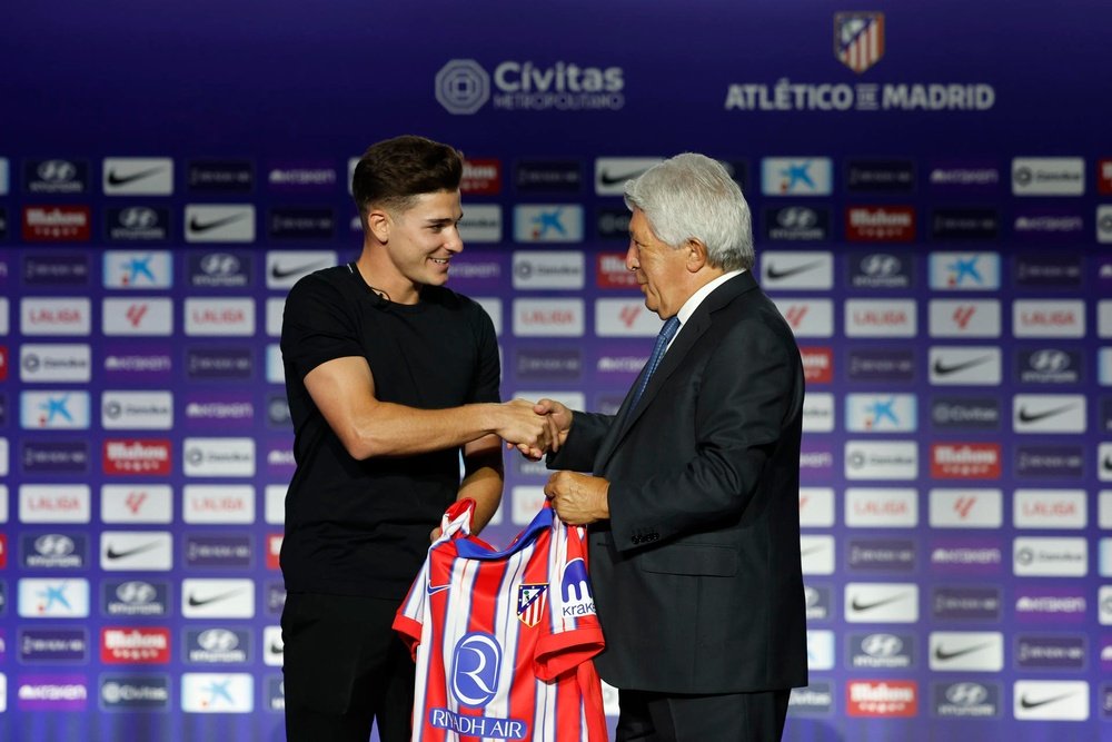 Le président de l'Atletico a plaisanté sur les rumeurs liant Julian au Barça. EFE