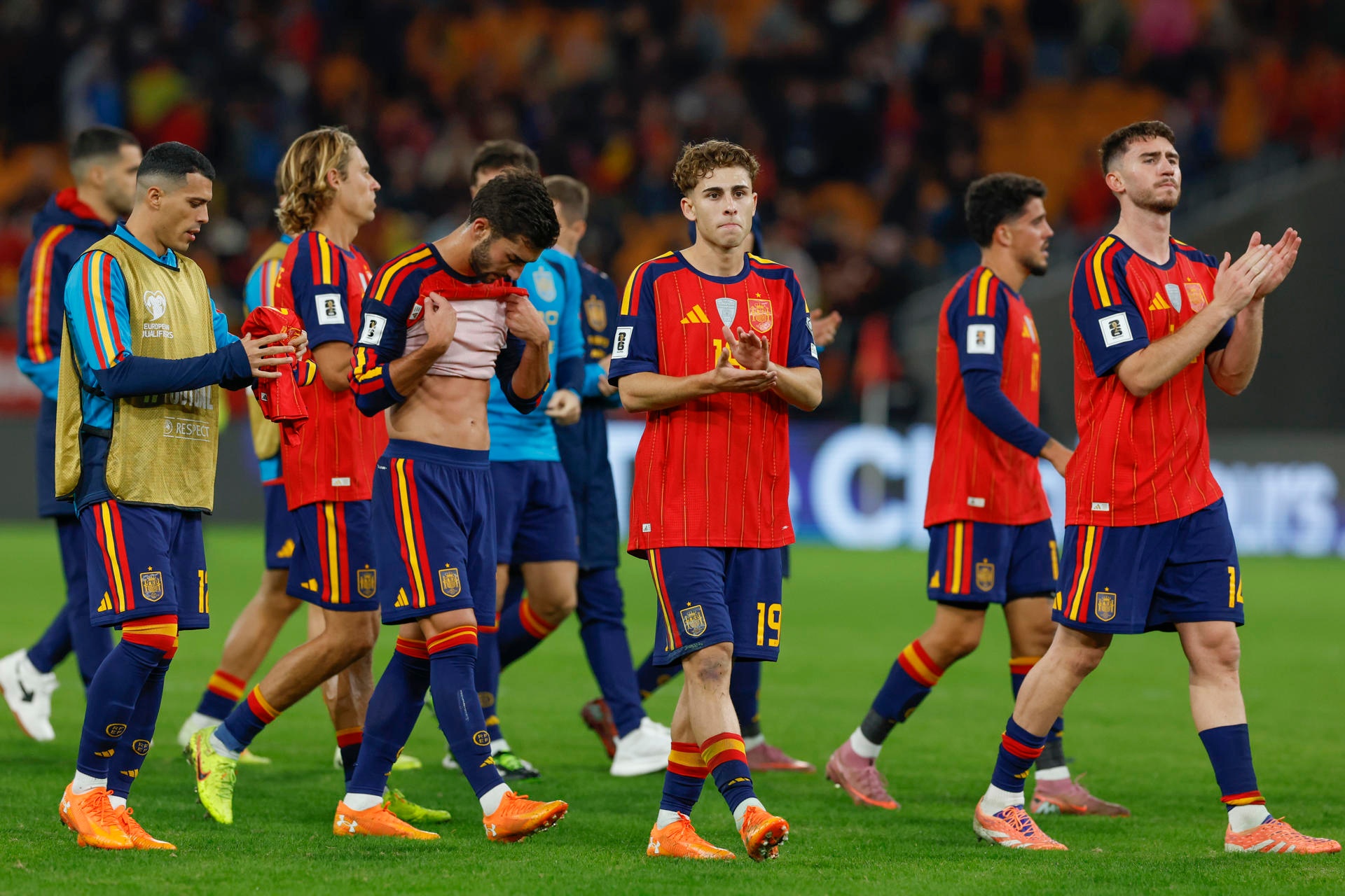 Espanha perde chances, toma seus primeiros gols, mas está na Copa
