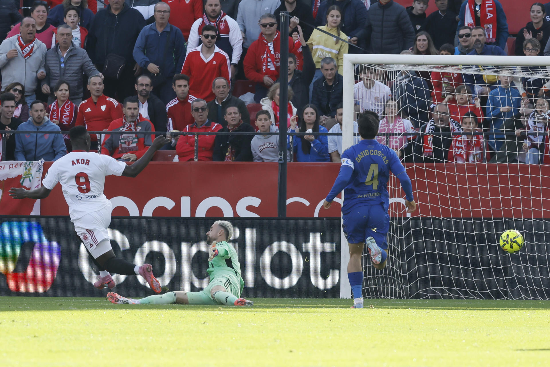 El Sevilla maltrata el 'muy frágil' del Oviedo