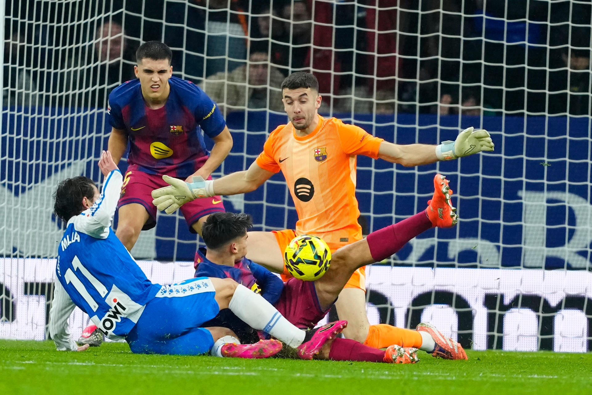 Barcelona vence Espanyol por 2-0 num dérbi intenso com grandes defesas de Joan García