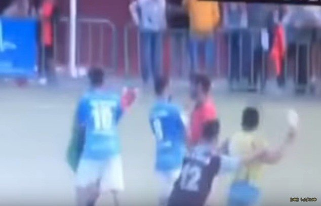Agresión a un árbitro, que recibió un botellazo, en la Tercera División canaria en el partido entre el Cotillo y el Unión Puerto. Youtube/Boblaarmo