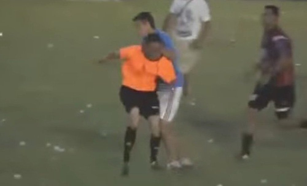 El árbitro fue agredido a pesar de la presencia policial. Youtube