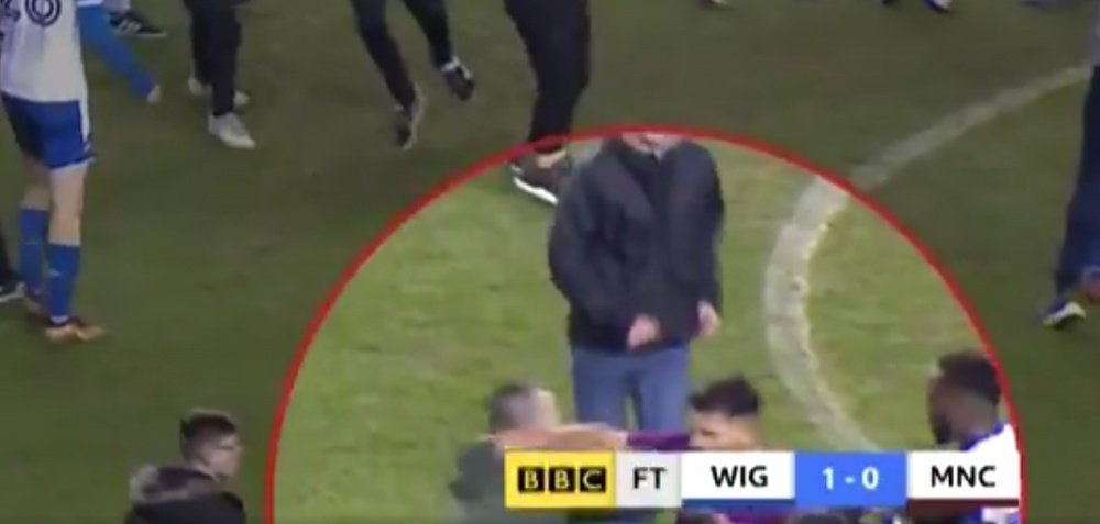 Agüero não aguentou a frsutação da eliminação e deu um murro a um adepto do Wigan.Captura/BBC