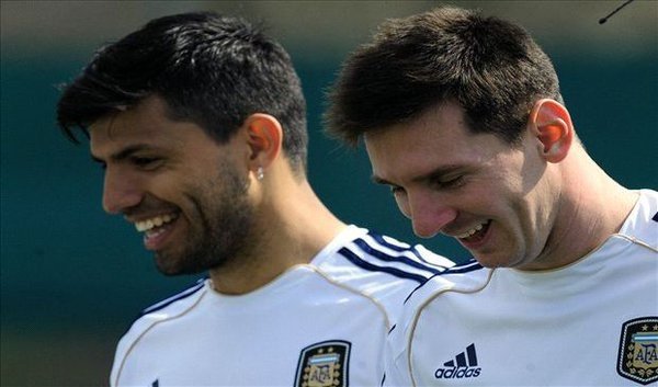 Agüero and Messi, during a training session in Argentina. Twitter