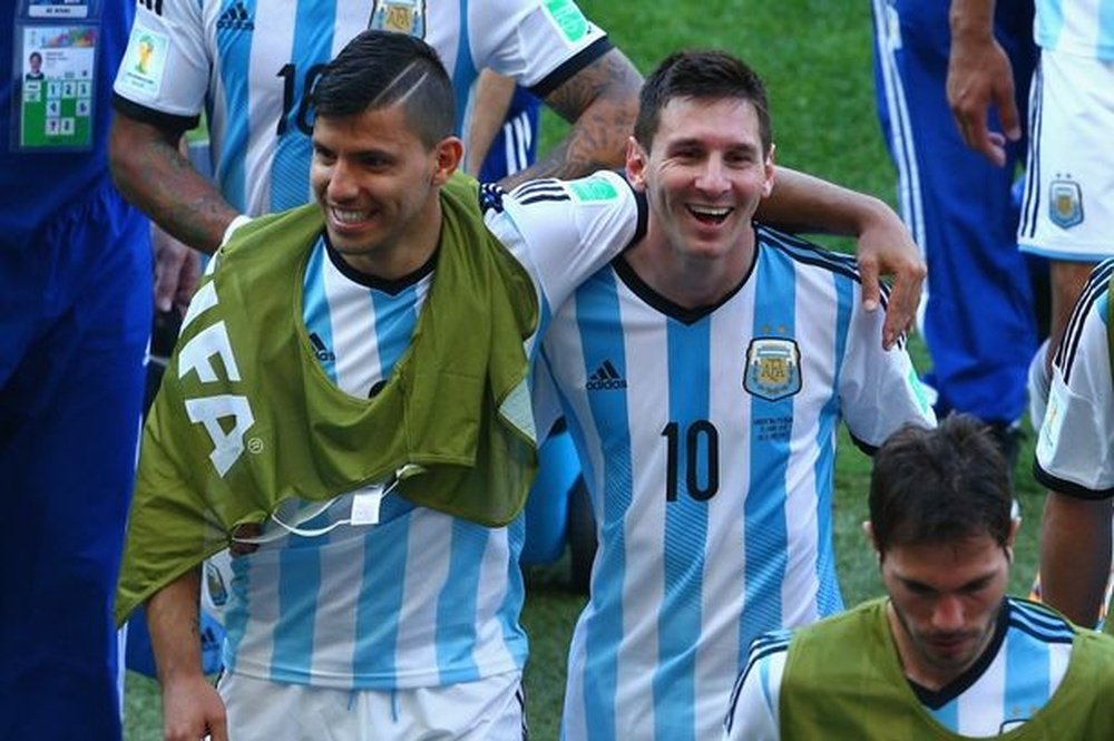 El 'Kun' se rindió a Messi. AFP