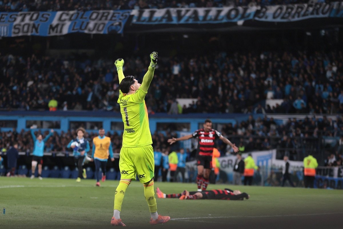 Rossi resiste a Racing y mete a Flamengo en su quinta final