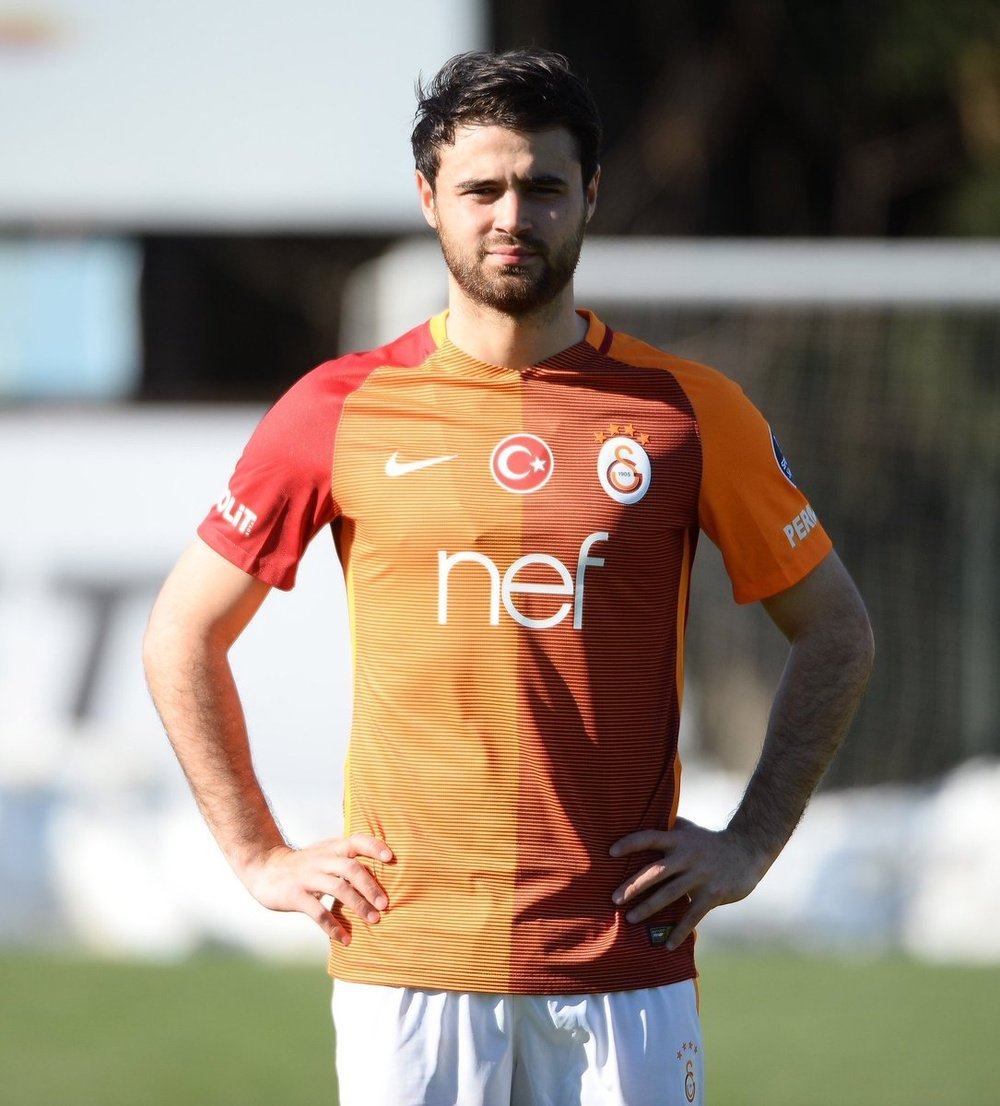 Ahmet Çalik ya luce la camiseta del Galatasaray. GalatasaraySK
