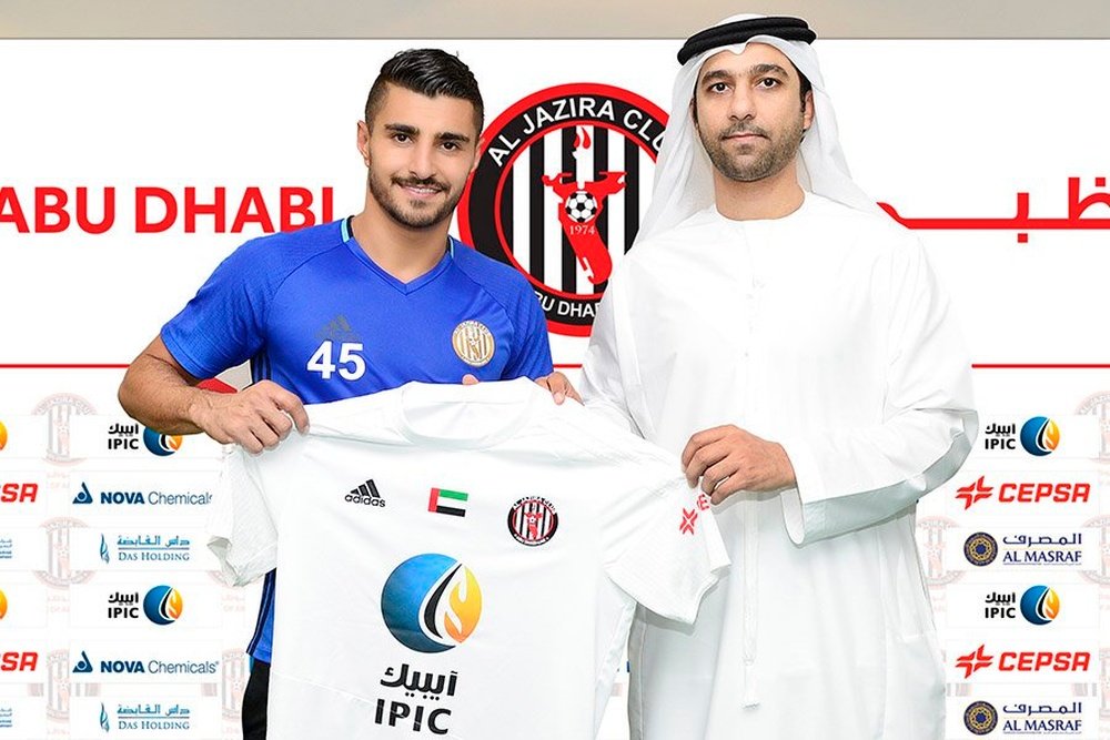 Aílton José Almeida firma por el Al-Jazira. Twitter/Aljazira_uae