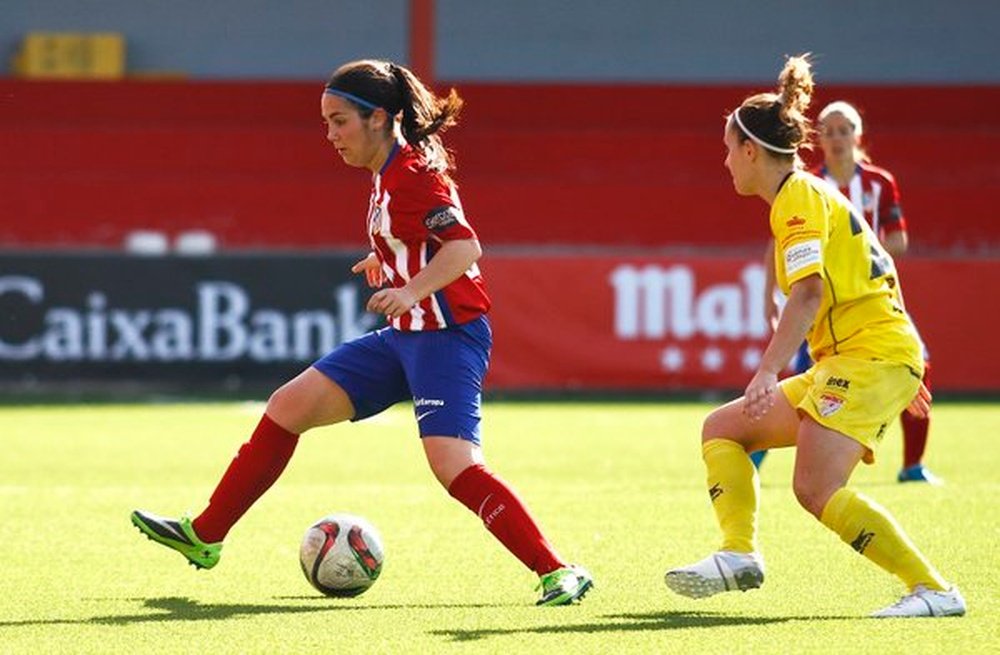 Ainoa Campo dirige el balón en un encuentro del Atlético de Madrid Femenino. AtletiFéminas