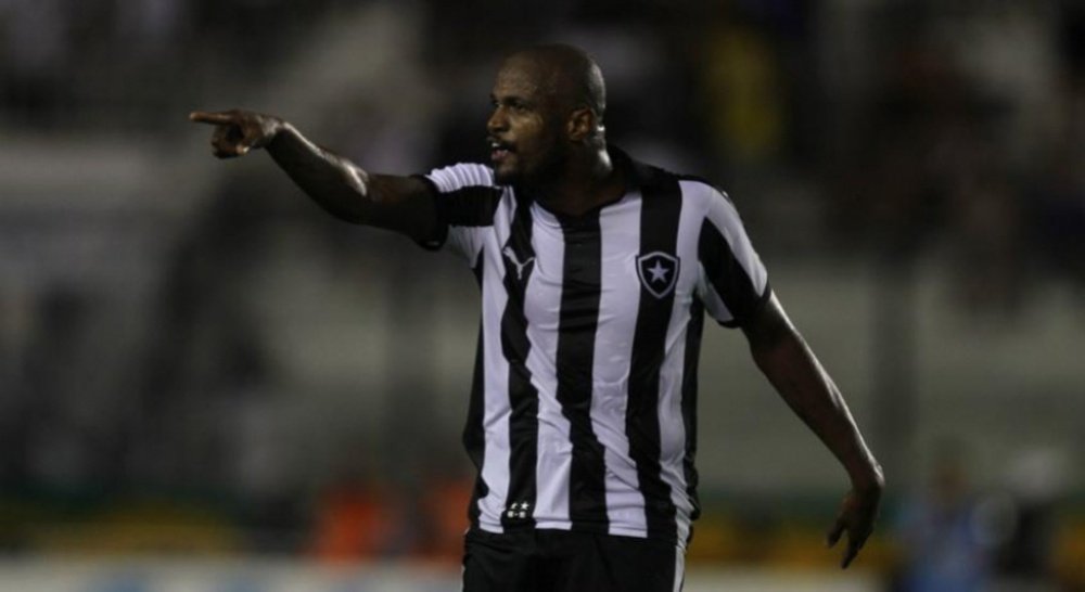Airton ha renovado su contrato con Botafogo hasta diciembre de 2017. AFP