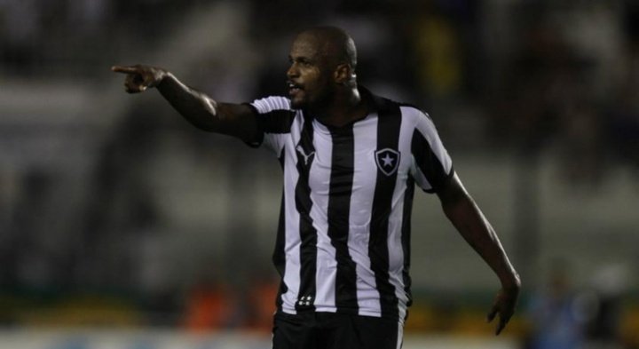 Airton está prestes a renovar com o Botafogo