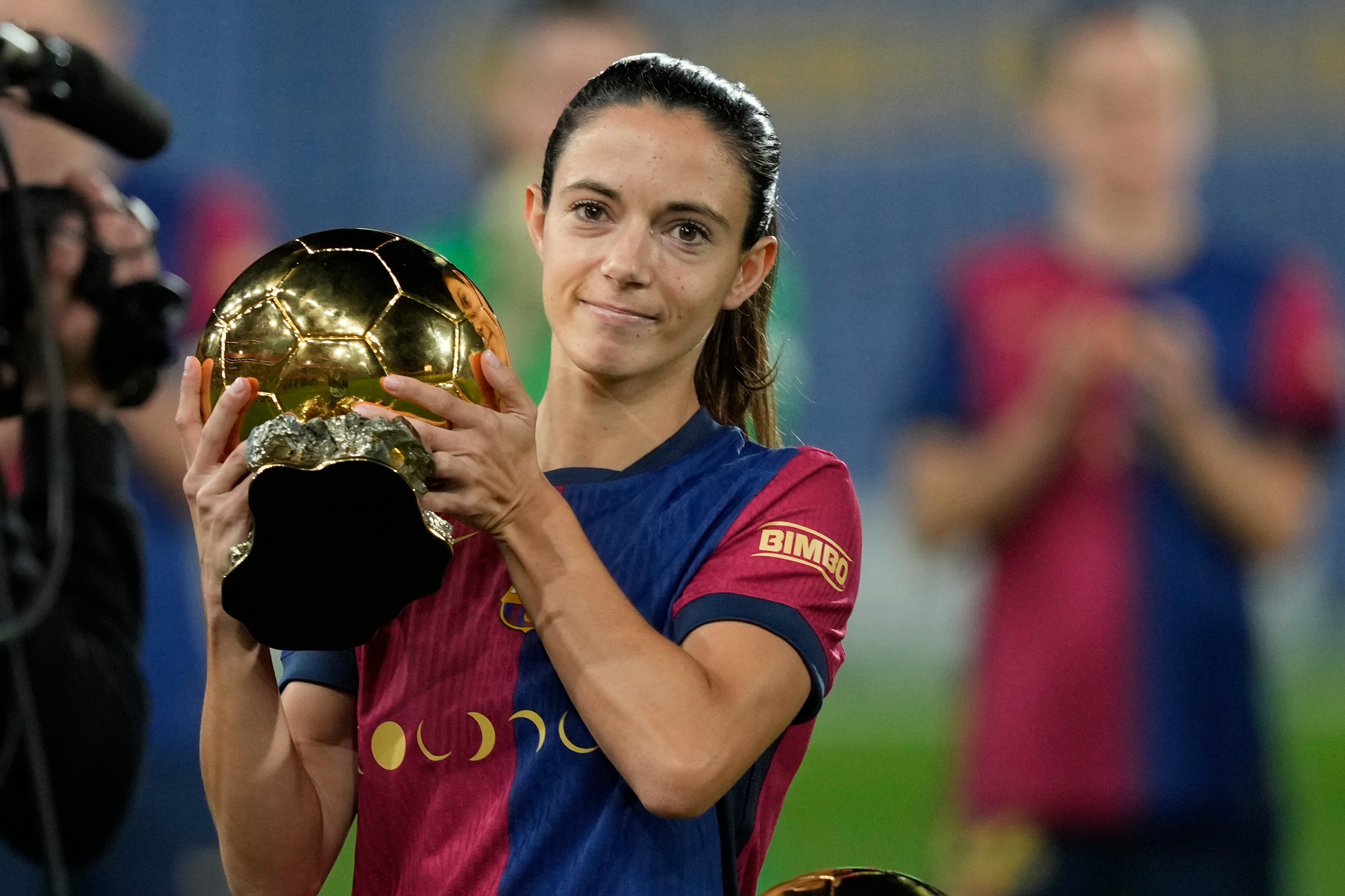 Aitana ofreció el Balón de Oro al Johan Cruyff. EFE