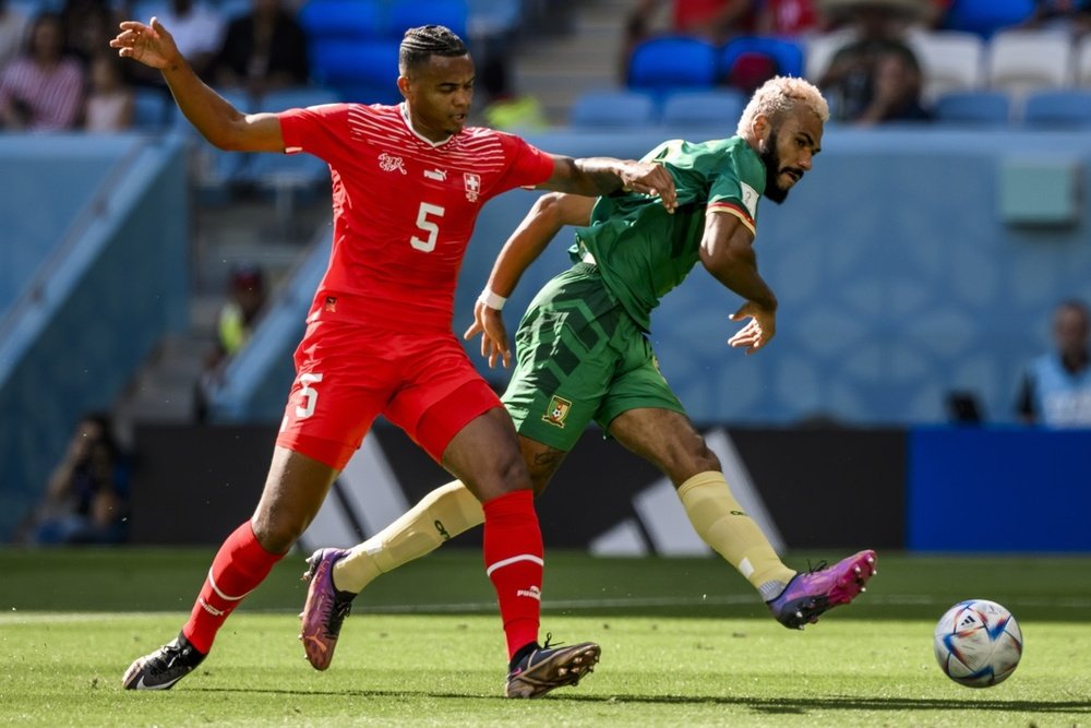 Disputa de bola entre Akanji e Choupo-Moting.EFE