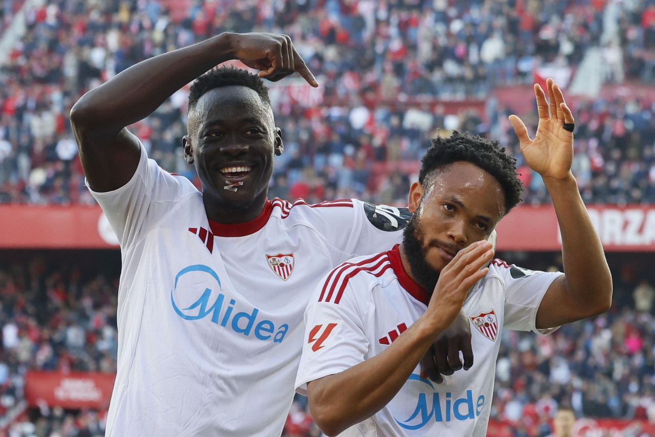 Akor Adams y Chidera Ejuke, compañeros en el Sevilla y en Nigeria