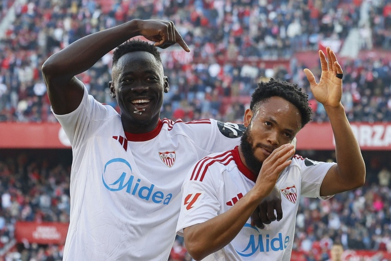 Akor Adams y Chidera Ejuke, compañeros en el Sevilla y en Nigeria