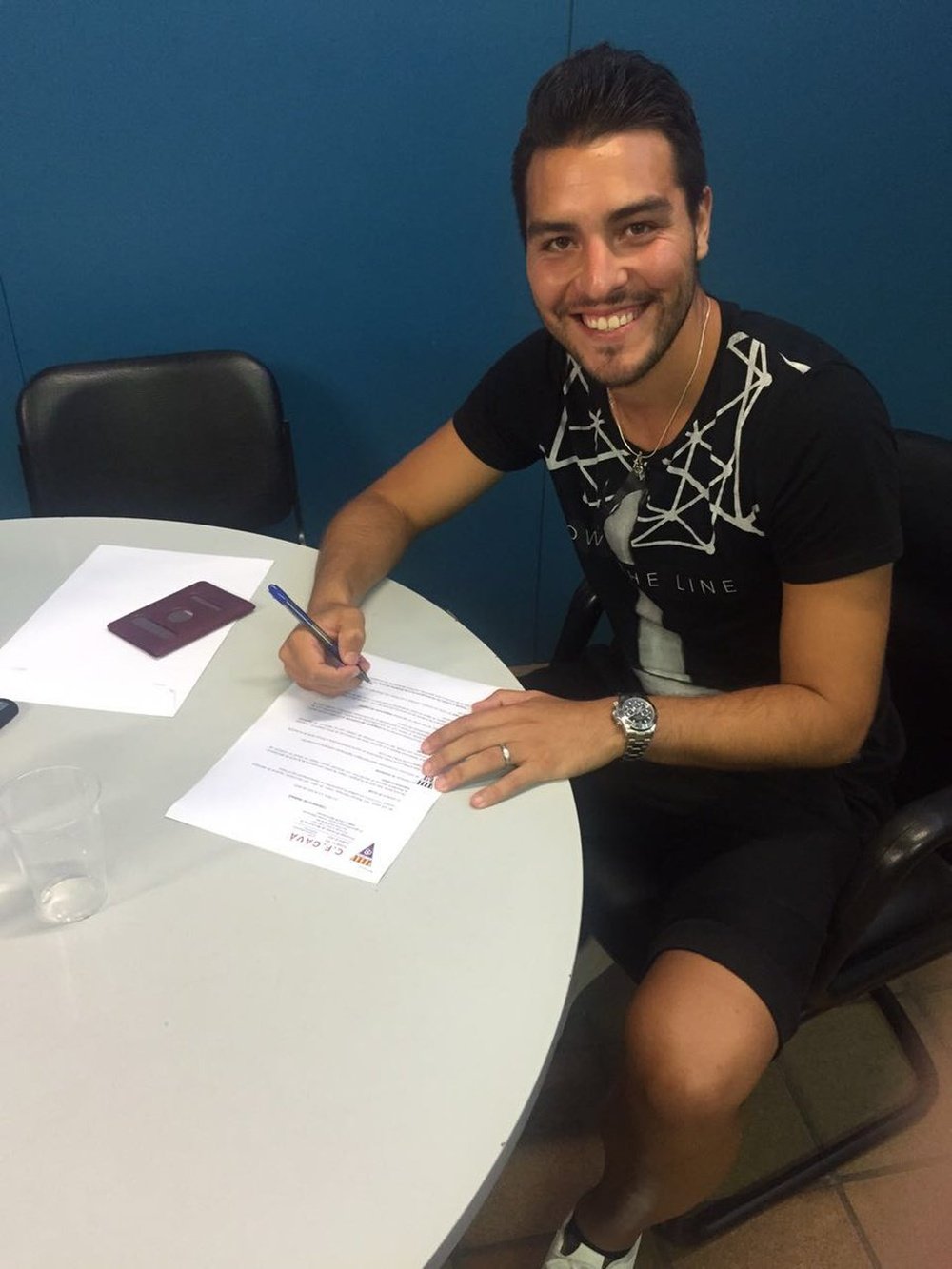 Alan Gabriel Rodríguez firmando su contrato como nuevo jugador del Gavá. CFGavá