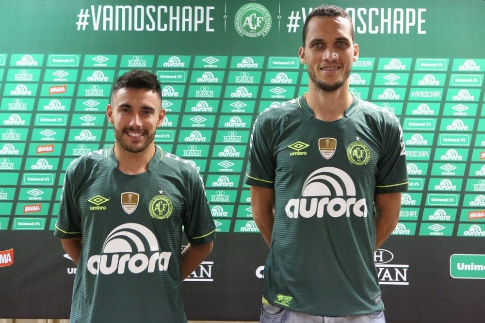 Alan Ruschel e Hélio Neto vestiram a nova camisola da Chapecoense. TwitterChapecoense