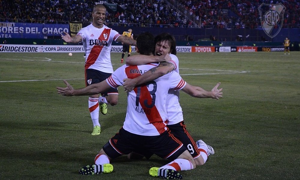 Alario, de River Plate, celebra el gol que anotó ante el Guaraní en la Libertadores. CARiverPlate