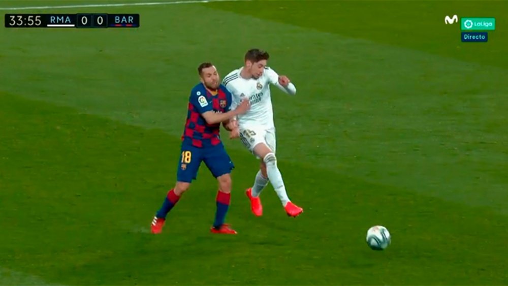 Alba contro Valverde. Captura/MovistarFutbol