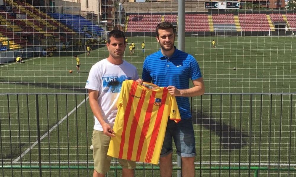 Albert Carroza posa, por tercera vez en su vida, como nuevo jugador del Sant Andreu. UESantAndreu