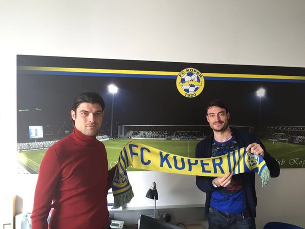 Albert Riera (d), tras firmar su nuevo contrato con el Koper de Eslovenia. Twitter