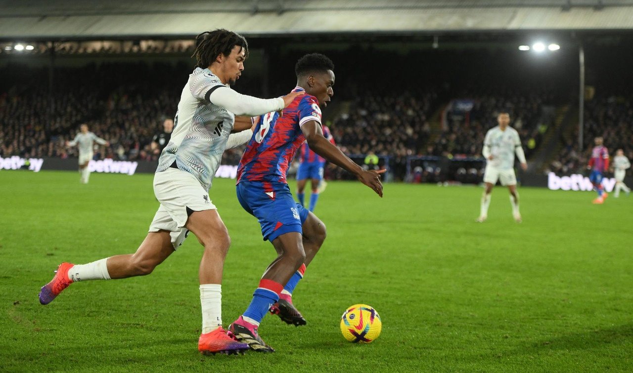 Albert Sambi Lokonga (R) protege el balón ante Trent Alexander-Arnold en el Crystal Palace-Liverpool de Premier League 2022-23. EFE/Daniel Hambury