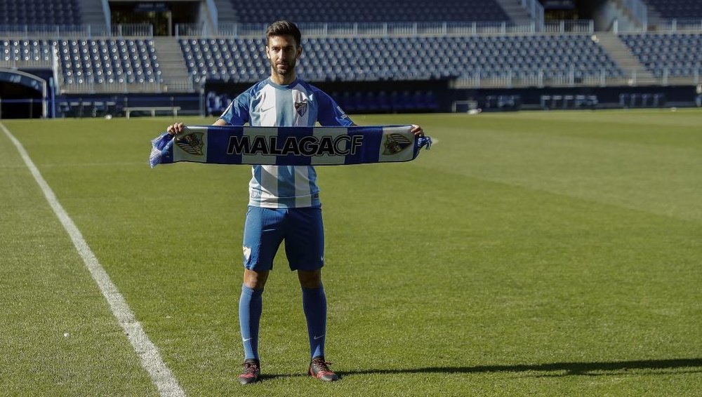 El español ya luce los colores blanquiazules. EFE