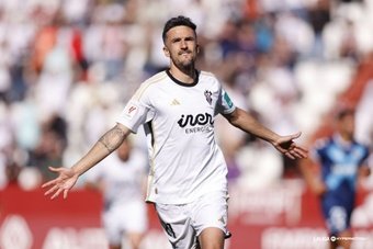 El Albacete venció por 1-0 al Tenerife. Un solitario gol de Alberto Quiles da un importantísimo triunfo al conjunto manchego, que está luchando por quedarse en Segunda. El Tenerife, que terminó con 10, se fue de vacío del Carlos Belmonte.