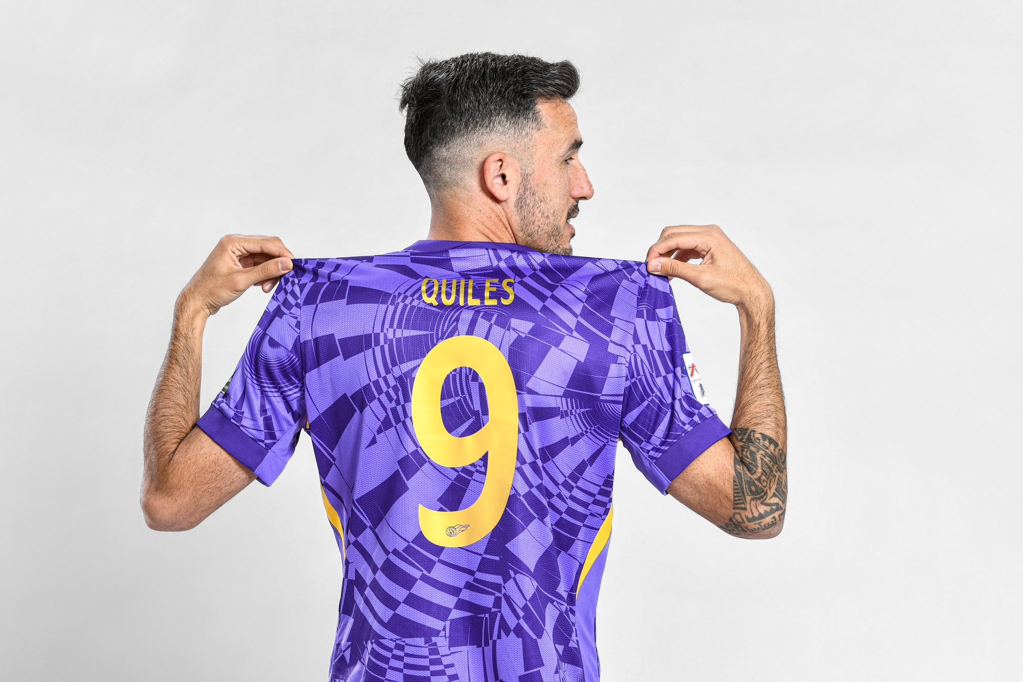 Alberto Quiles debutó este domingo en la Superliga China. El nuevo futbolista del Tianjin Jinmen Tiger, equipo en el que formaron en el once los también españoles Juan Antonio Ros y Cristian Salvador, marcó un doblete en los minutos 90 y 102 para darle un punto a los suyos después de haber fallado un penalti en el 85'.