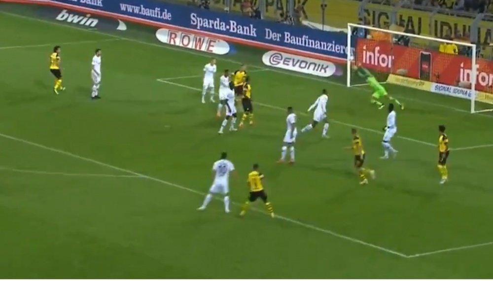 Alcacer scores for Dortmund. Captura