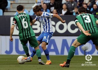 Aleix Febas (c) disputa un balón durante el Málaga-Eibar de LaLiga SmartBank 2021-22. LaLiga