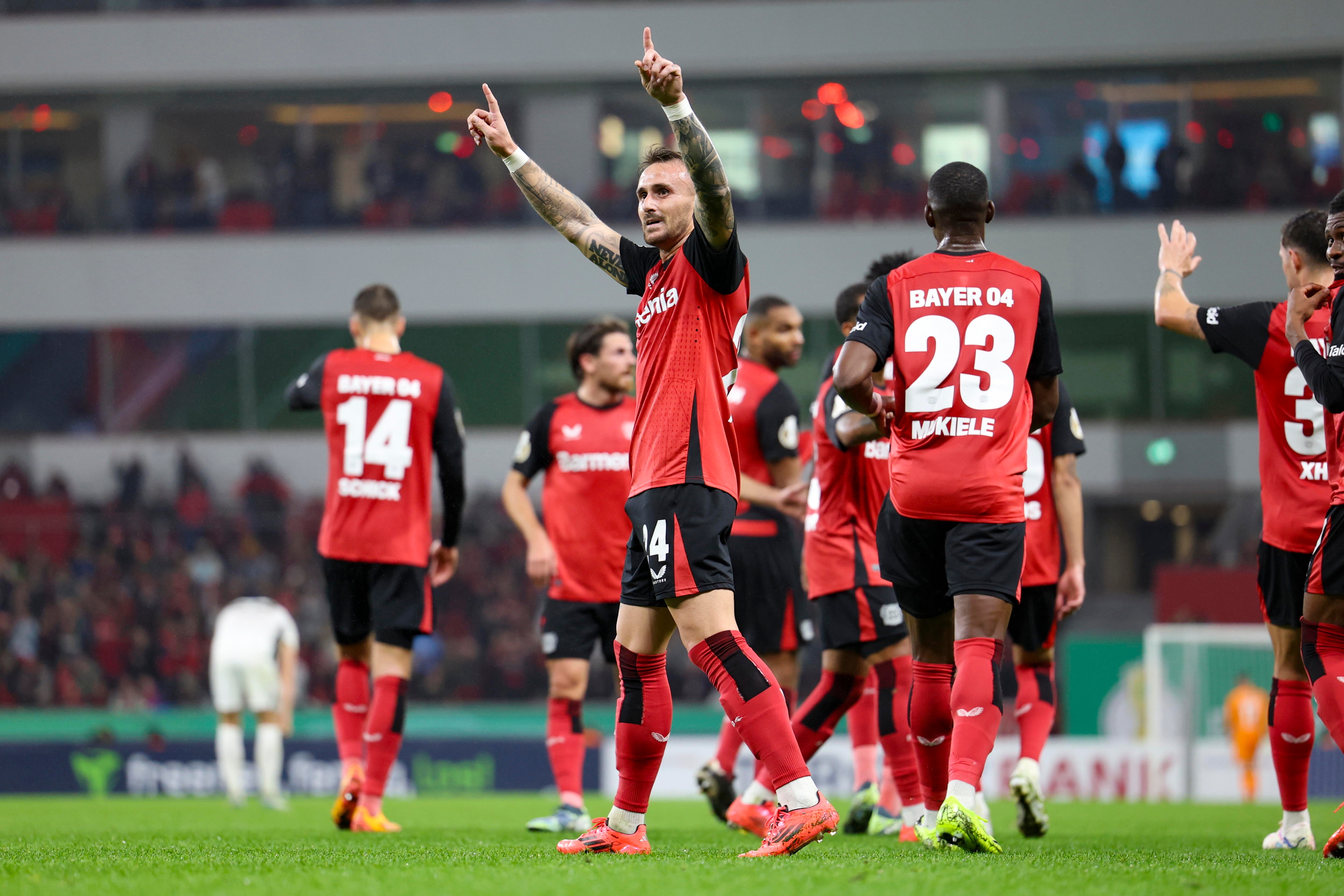 El Bayer Leverkusen derrotó por 3-0 al SV Elversberg, de Segunda División, en la segunda ronda de la DFB Pokal. La lectura del resultado no va más allá de la victoria de un equipo varios escalones por encima de su contrincante, aunque sí que ofrece más capas si el foco se ubica en sus protagonistas. Patrik Schick firmó un doblete después de dos meses y medio de sequía y Aleix García abrió su cuenta personal en Alemania.