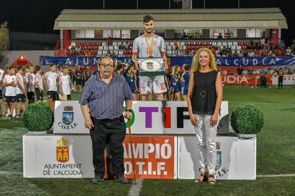 El futbolista de España fue distinguido con el premio al mejor futbolista. Twitter/Cotif