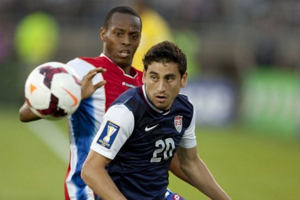 Alejandro Bedoya disputa un partido con la selección de Estados Unidos. AFP