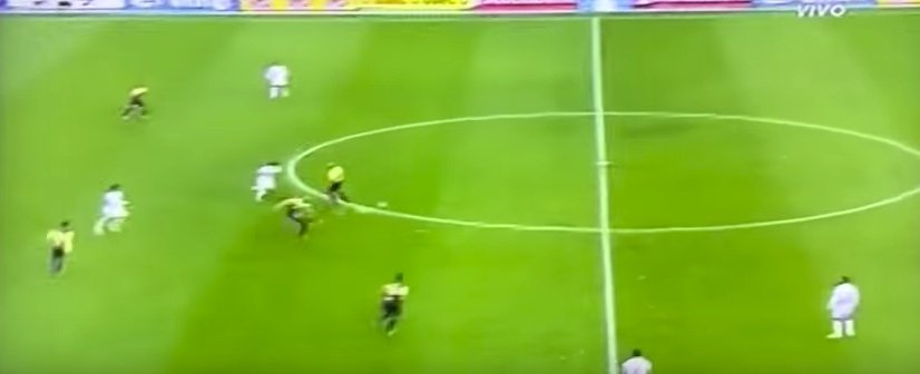 Golazo de volea... ¡desde su propio campo!