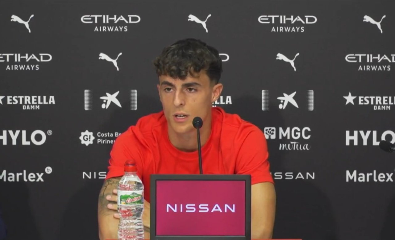 El estilo de Míchel sorprende a Francés: "No lo he visto nunca"