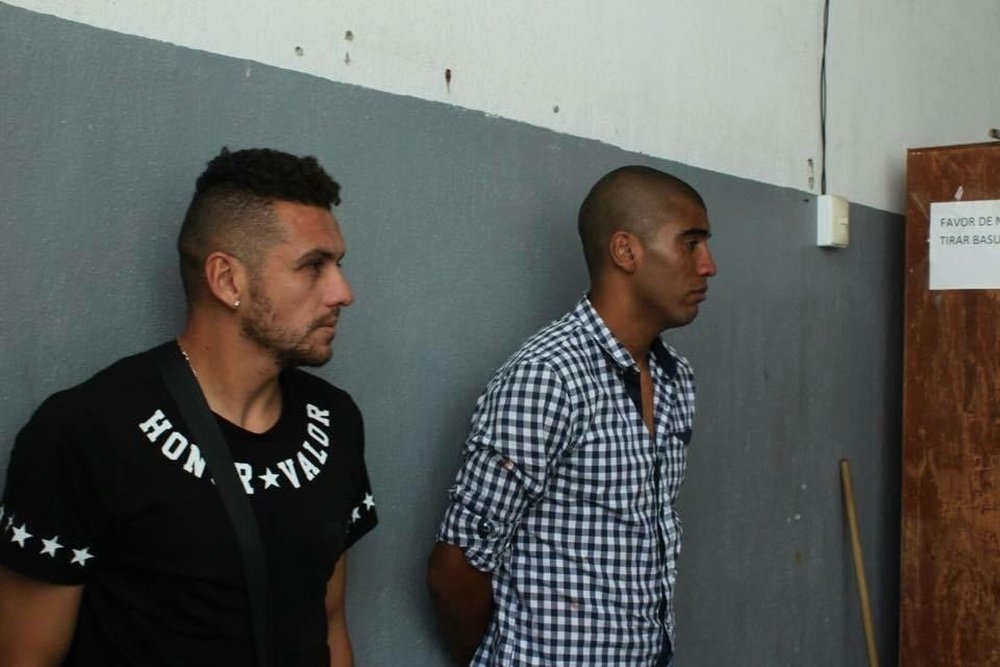 Alejandro Molina y Luis Gorocito, jugadores del Necaxa, en instalaciones policiales una vez fueron detenidos. Twitter