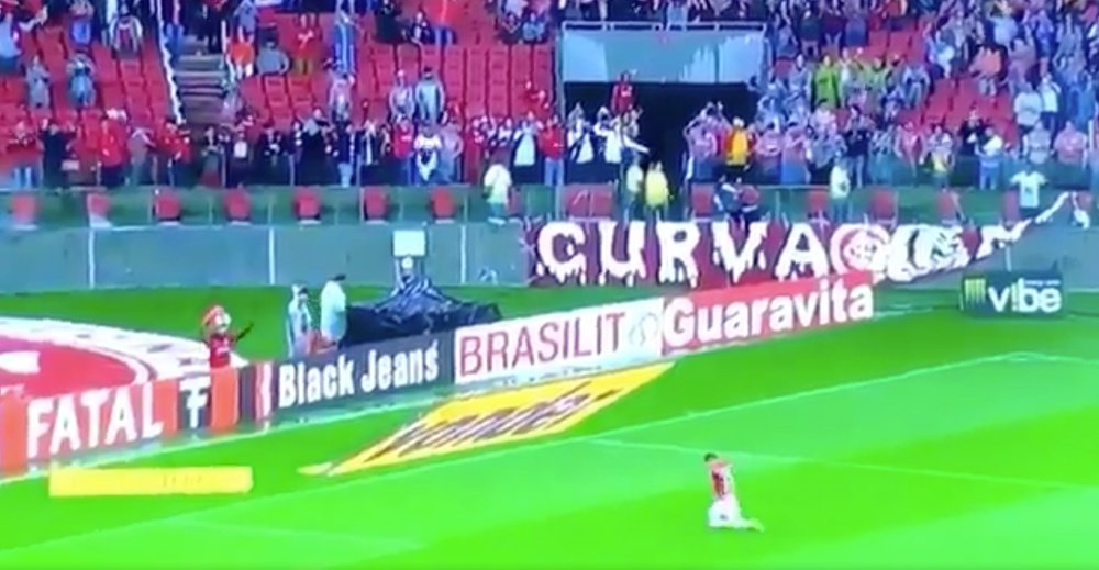 El futbolista brasileño cumplió su promesa y recorrió de rodillas el terreno de juego. Twitter