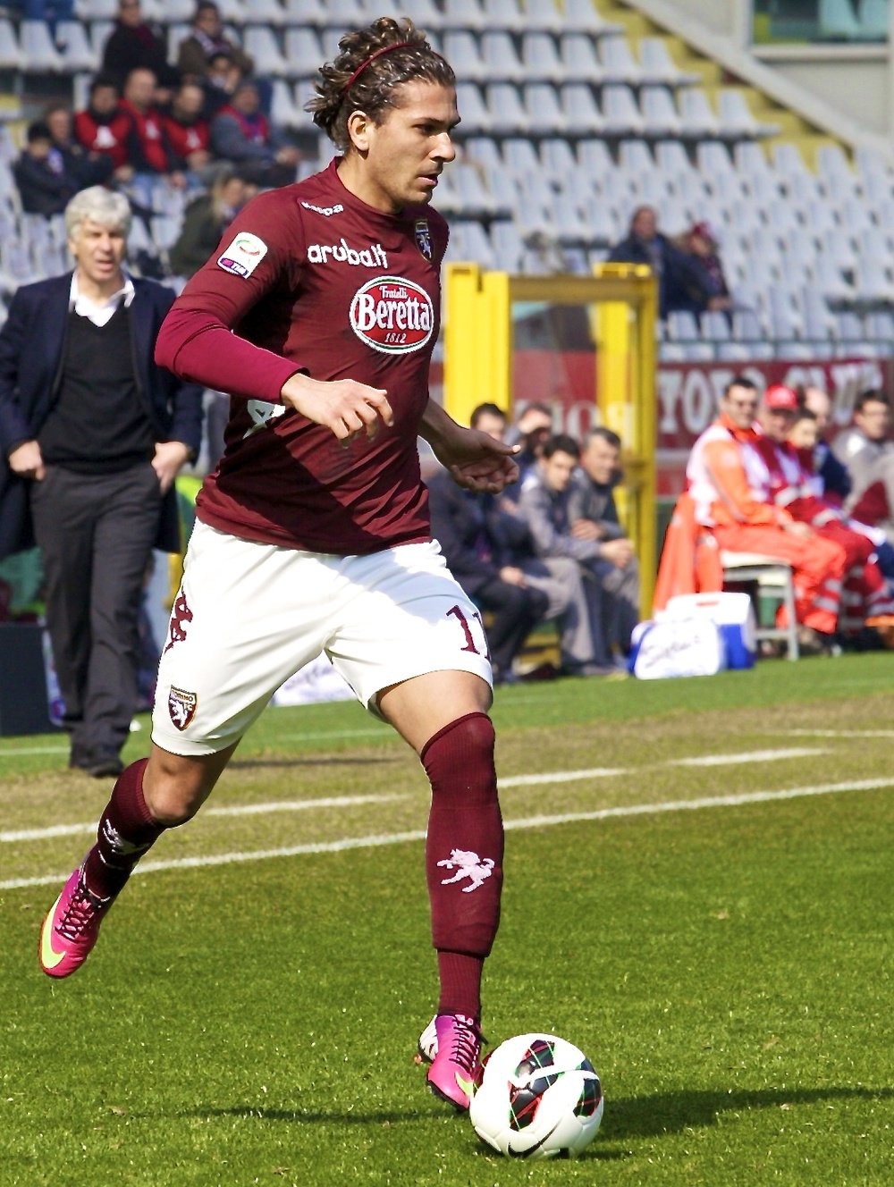 Alessio Cerci manejando el balón en un partido durante su etapa en el Torino. Massimiliano Finotti.