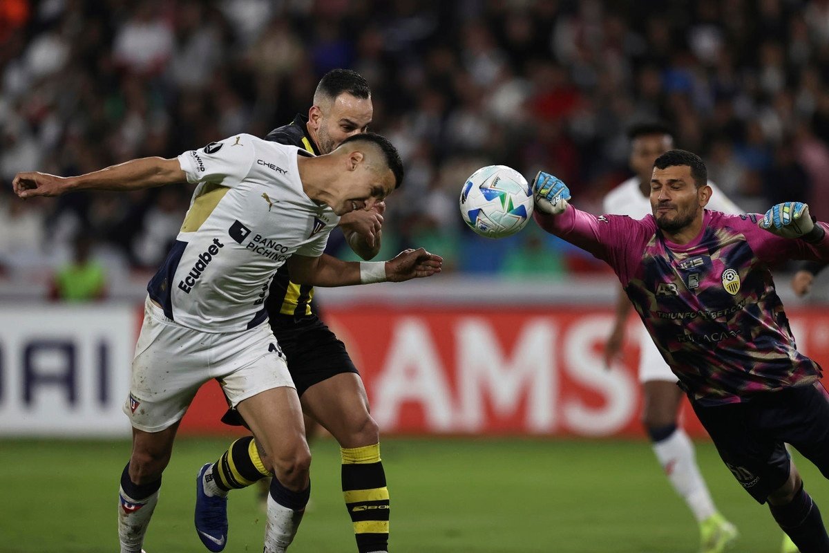 Un doblete de Arce aclara el panorama para Liga de Quito. EFE