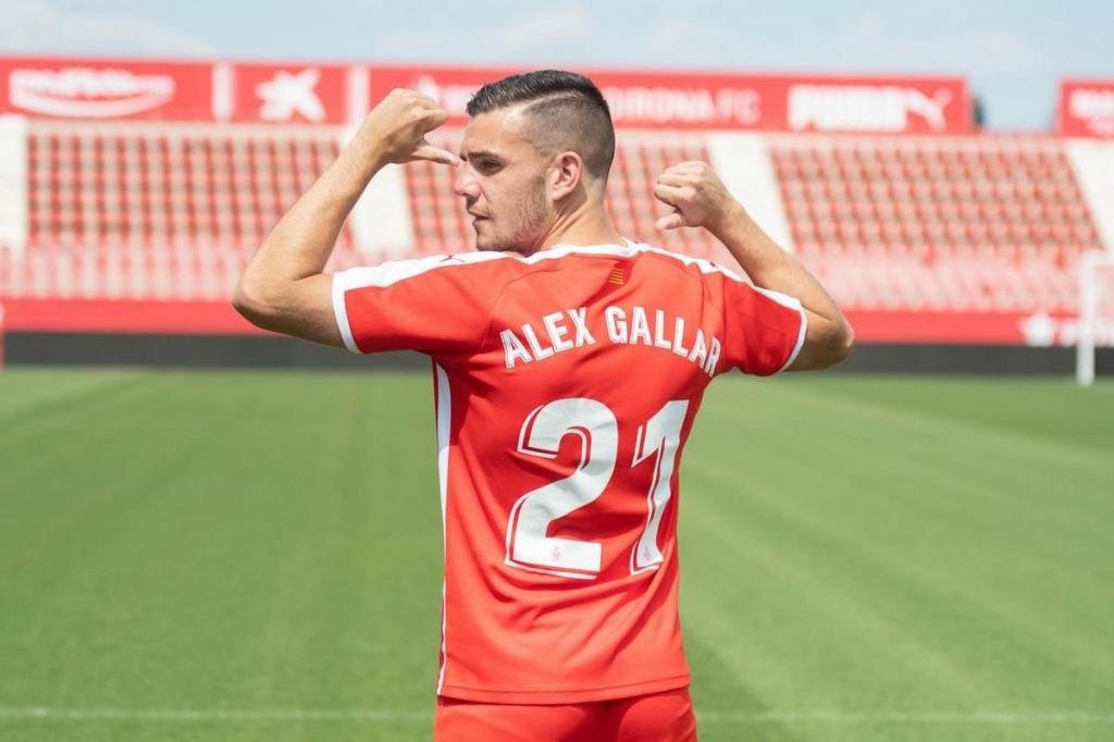 Álex Gallar posa con la camiseta del Girona en su presentación. GironaFC