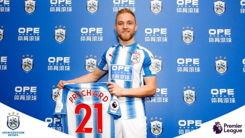 Pritchard luce dorsal con su nuevo equipo. Huddersfield