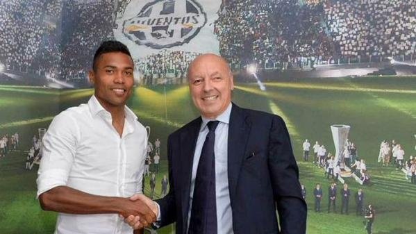 Alex Sandro and the director of Juventus, Giuseppe Marotta. Twitter