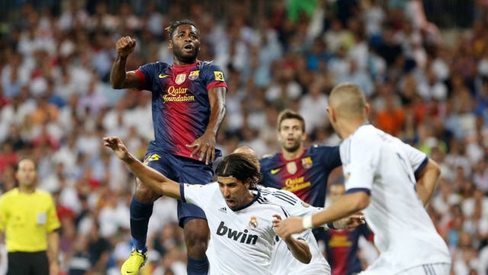 Alex Song salta por encima de Khedira en un partido entre el Barcelona y el Real Madrid. FCBarcelona