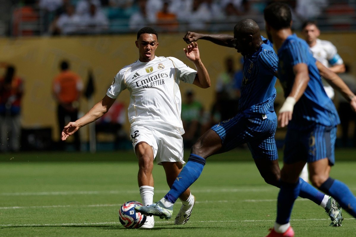 Alexander-Arnold fue titular ante el Al-Hilal. EFE