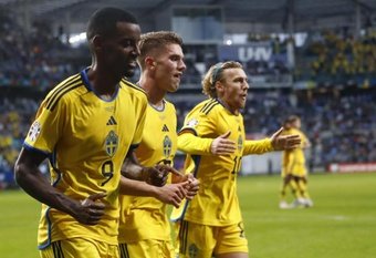 La Selección Sueca se quitó de un plumazo las derrotas ante Bélgica y Austria con una 'manita' a domicilio a Estonia (0-5), lo que le permite mantener la esperanza de poder meterse en la lucha por entrar en la próxima Eurocopa.